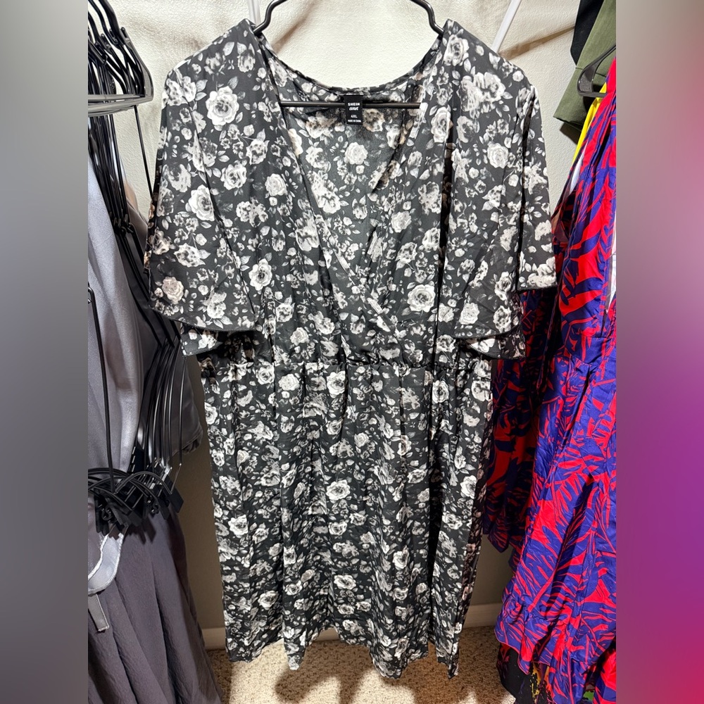 ⚡️ SHEIN Curve Floral Dress 4XL Black White Flowy Boho Plus Size